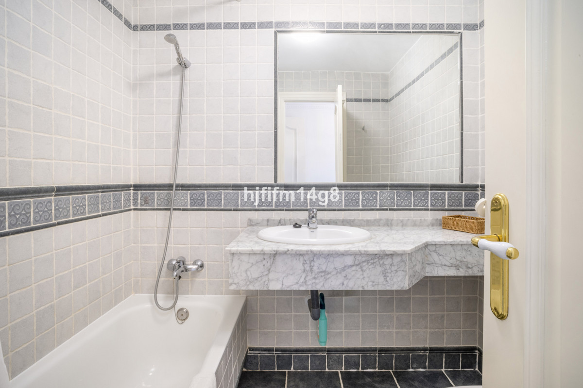 Se vende Apartamento Planta Media de 2 dormitorios en Costa Del Sol, Málaga, España