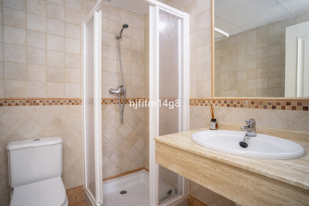 Se vende Apartamento Planta Media de 2 dormitorios en Costa Del Sol, Málaga, España