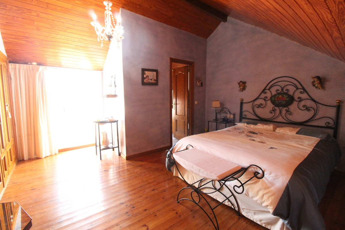 5 Bed Townhouse for sale in Estepona Costa Del Sol, Málaga, Spain