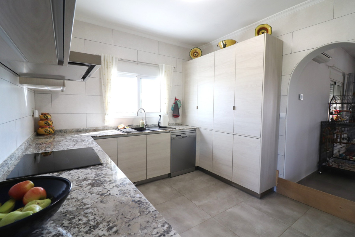 3 Bed Townhouse for sale in La Campaneta Costa Blanca, Alicante, Spain