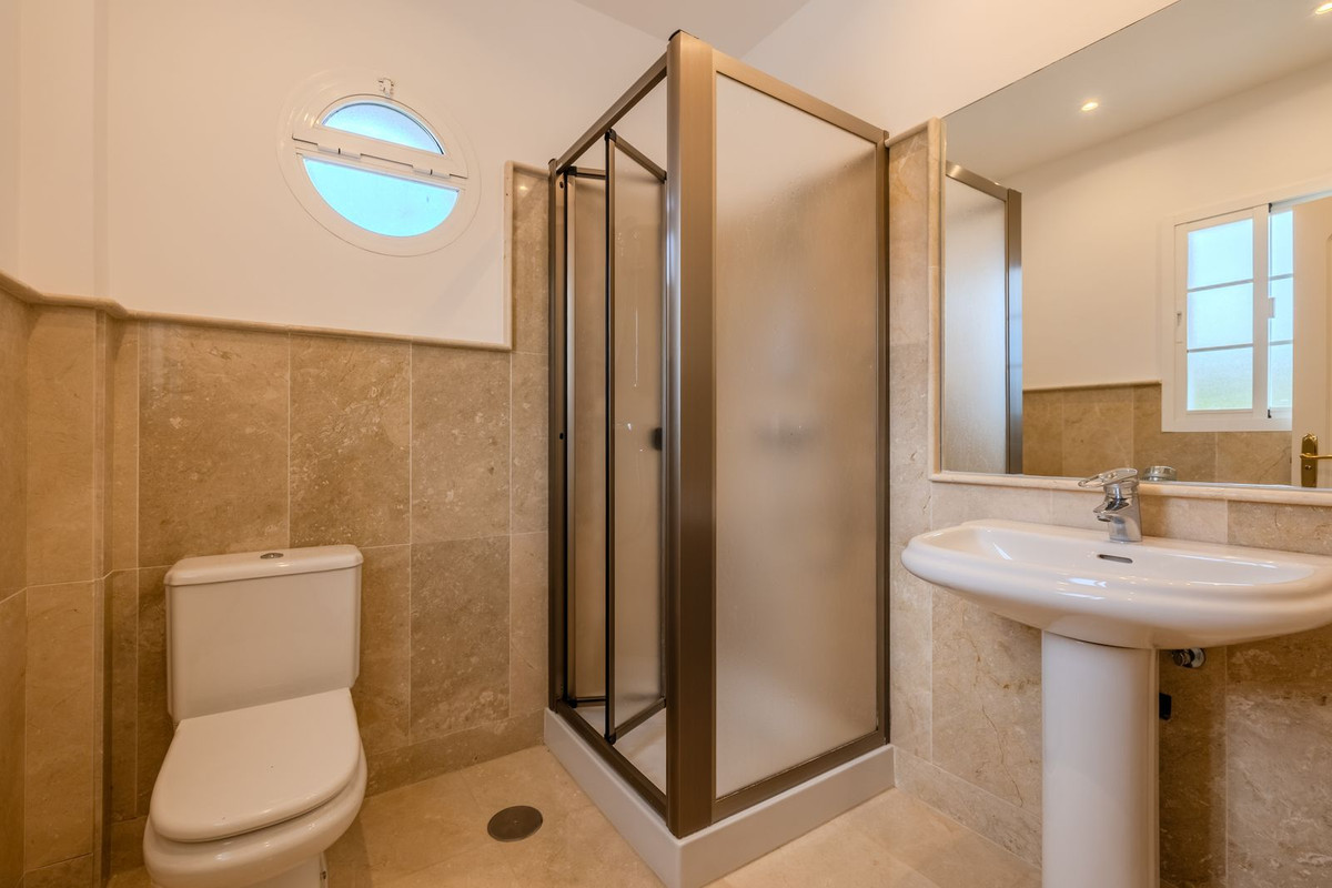 Se vende Villa - Chalet de 4 dormitorios en Costa Del Sol, Cadiz, España