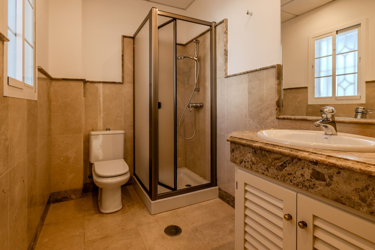 Se vende Villa - Chalet de 4 dormitorios en Costa Del Sol, Cadiz, España