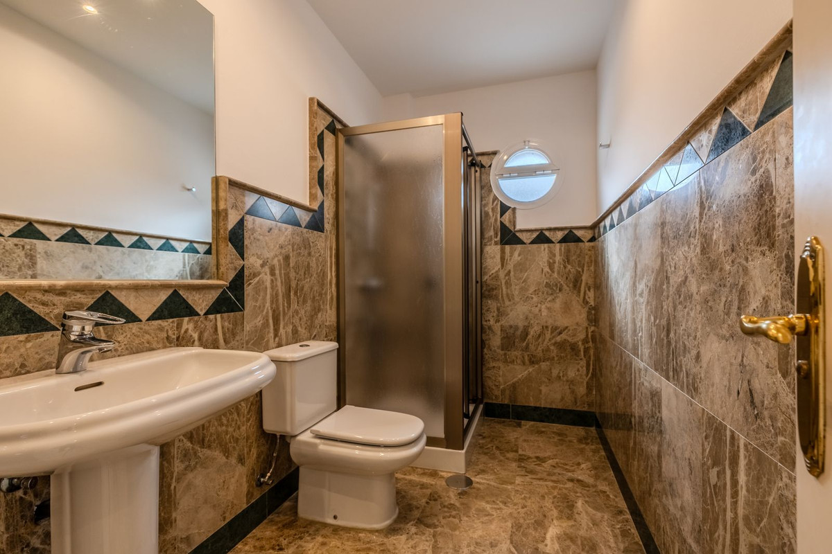 Se vende Villa - Chalet de 4 dormitorios en Costa Del Sol, Cadiz, España