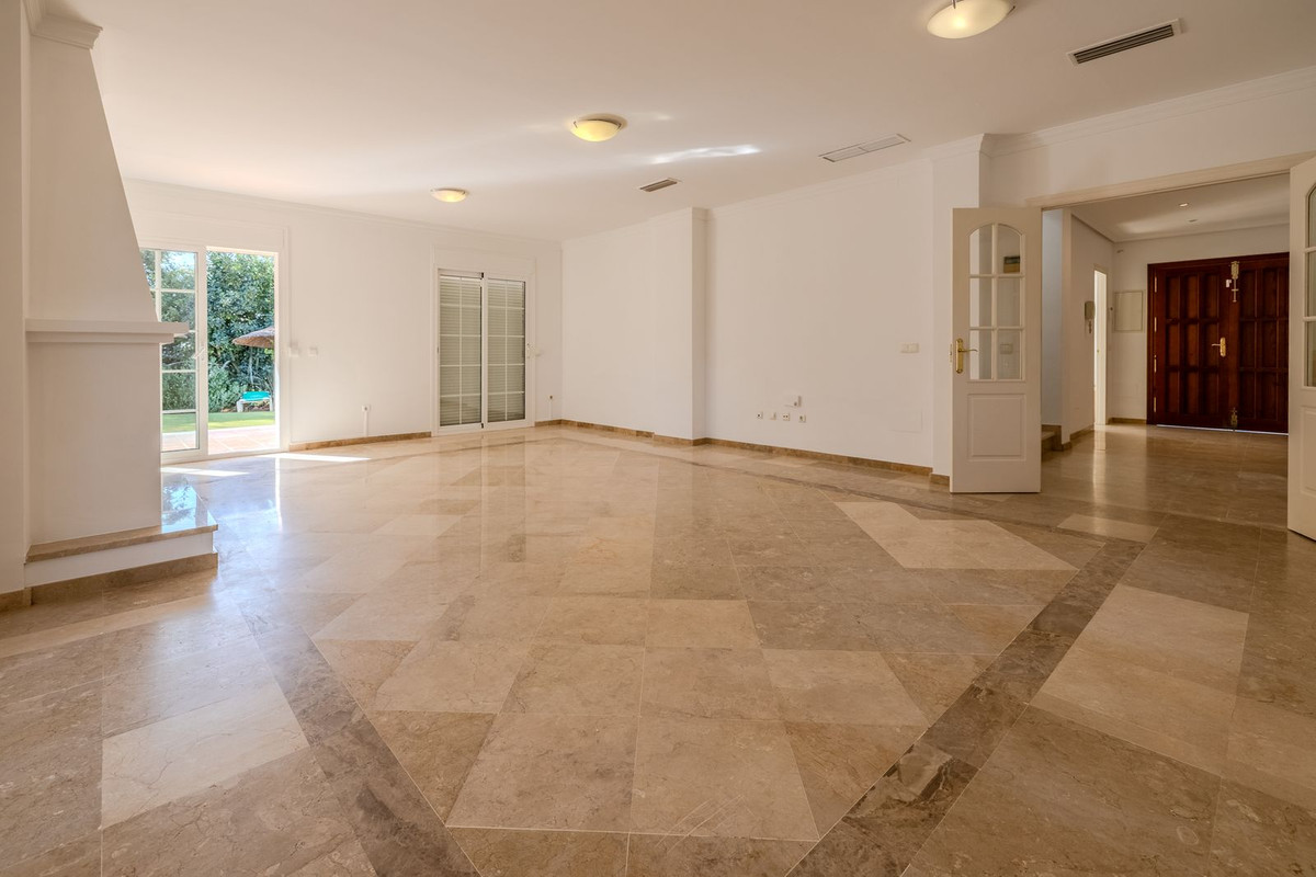 Se vende Villa - Chalet de 4 dormitorios en Costa Del Sol, Cadiz, España