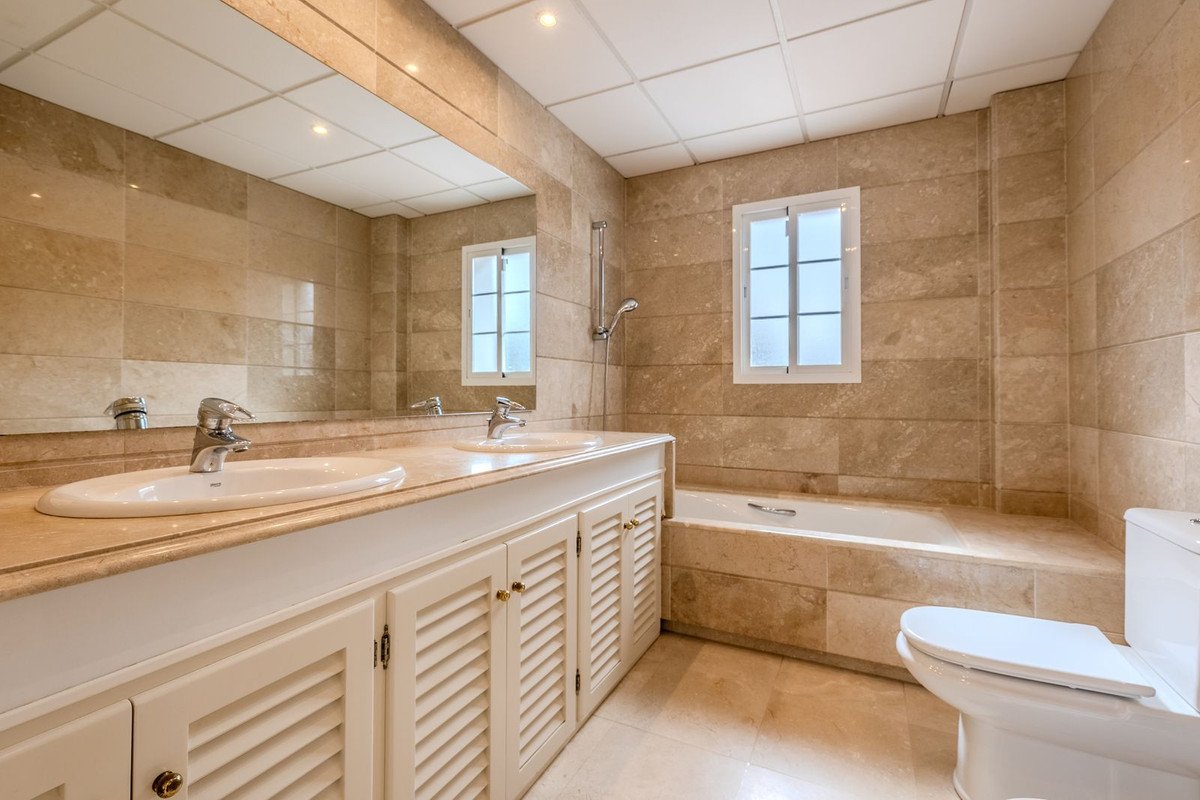 Se vende Villa - Chalet de 4 dormitorios en Costa Del Sol, Cadiz, España