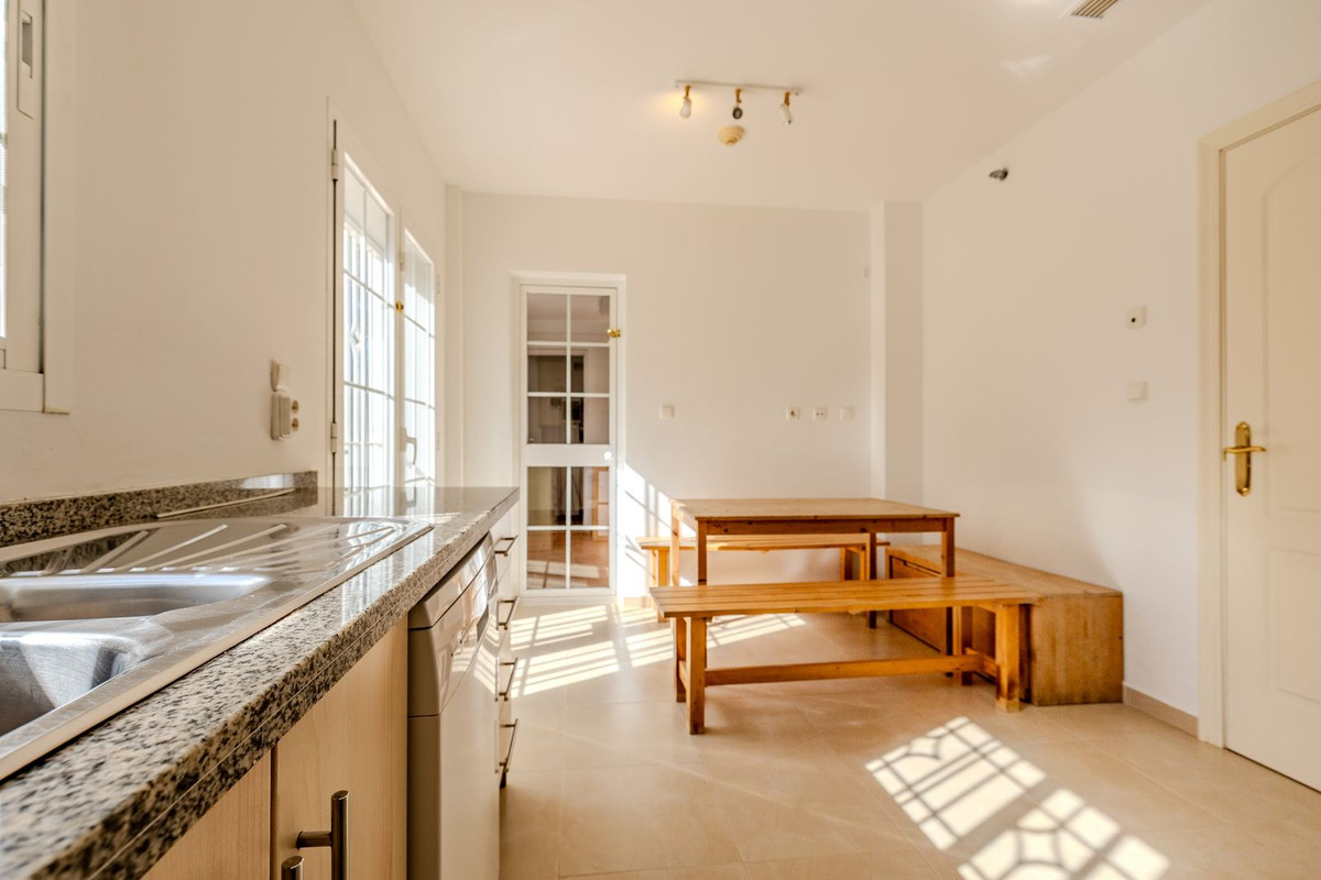 Se vende Villa - Chalet de 4 dormitorios en Costa Del Sol, Cadiz, España