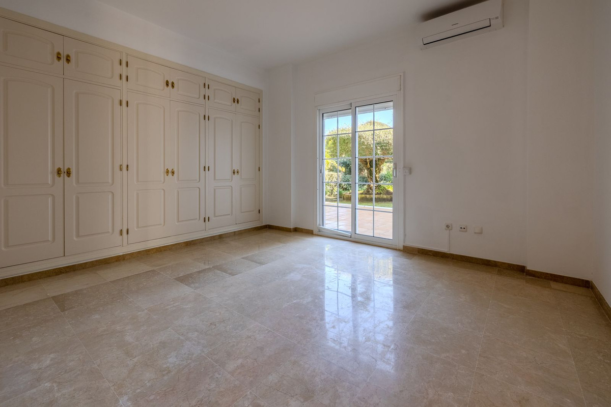 Se vende Villa - Chalet de 4 dormitorios en Costa Del Sol, Cadiz, España