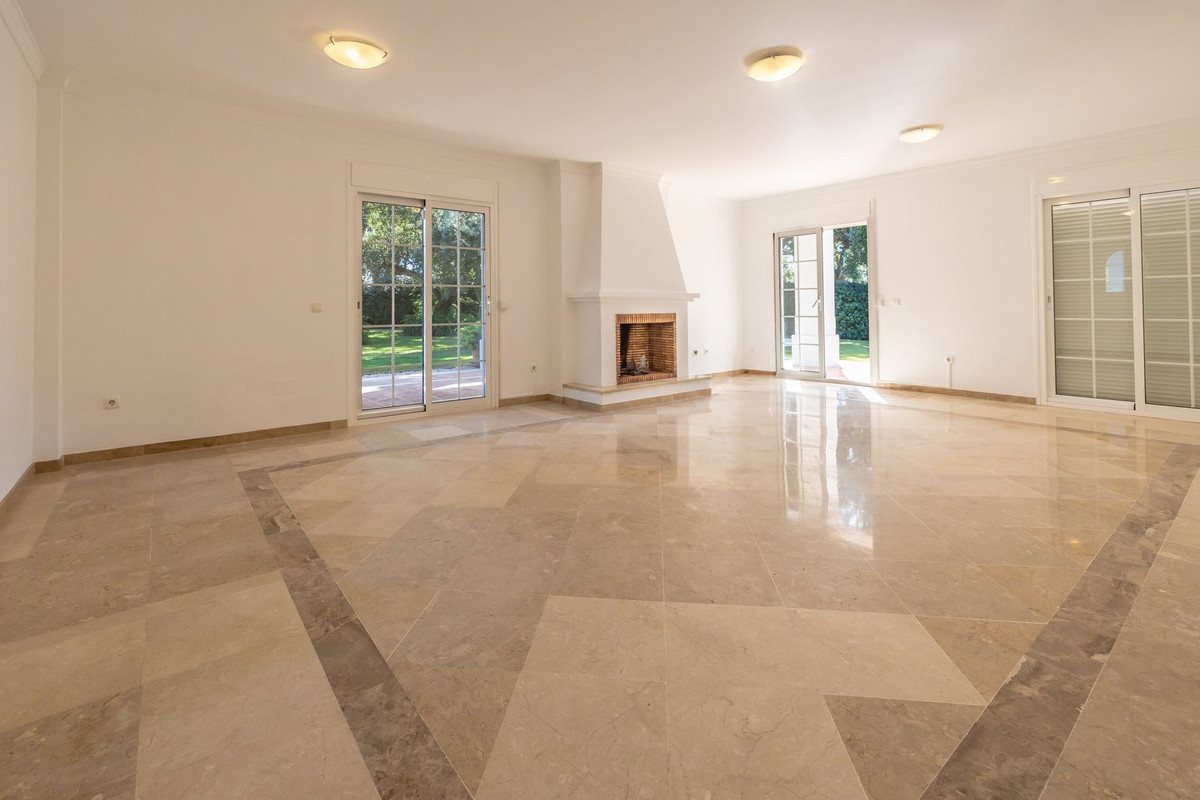Se vende Villa - Chalet de 4 dormitorios en Costa Del Sol, Cadiz, España