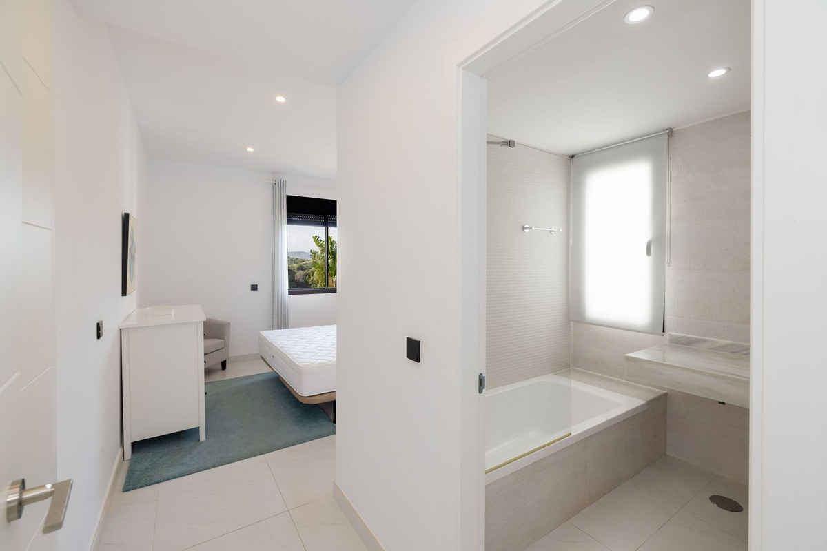 Se vende Apartamento Planta Media de 2 dormitorios en Costa Del Sol, Málaga, España