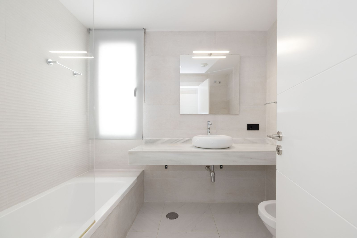Se vende Apartamento Planta Media de 2 dormitorios en Costa Del Sol, Málaga, España