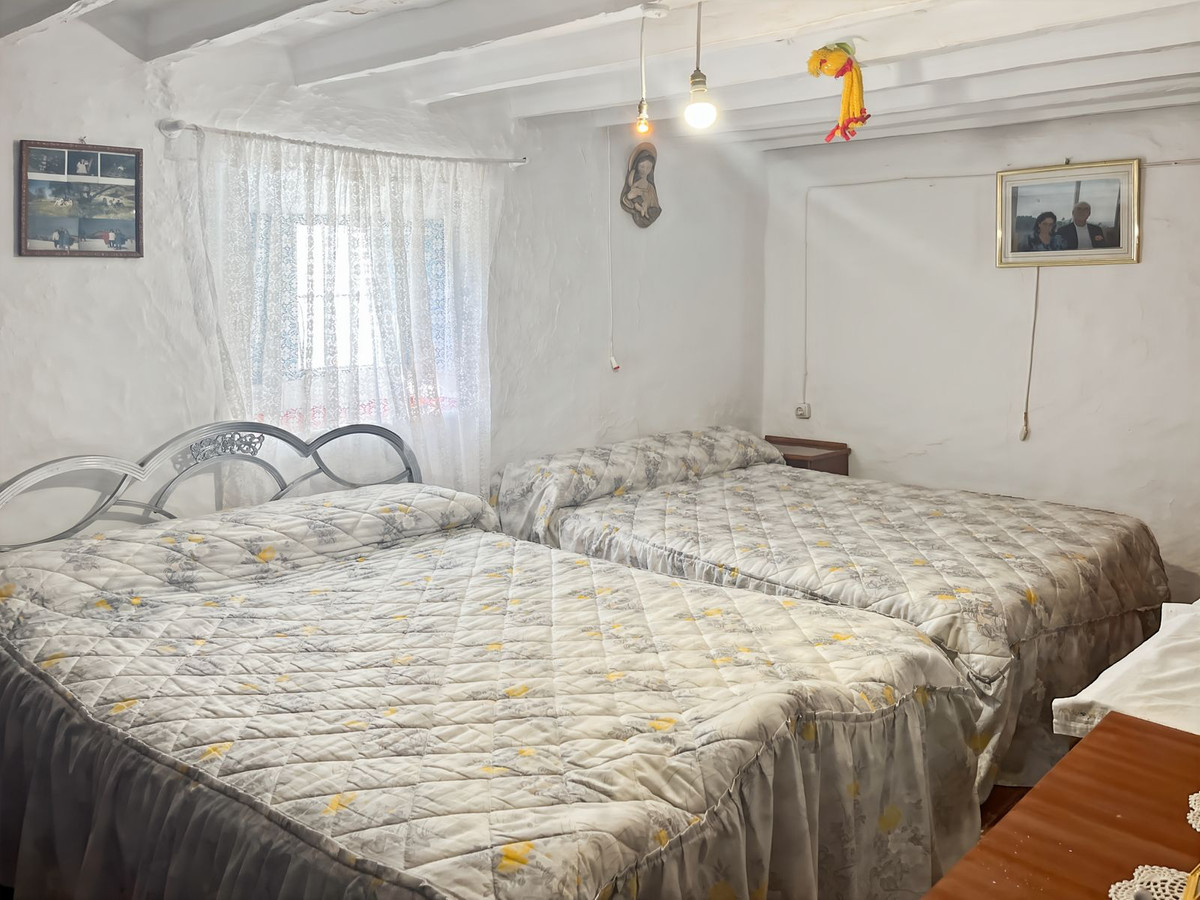 6 Bed Townhouse for sale in Comares Costa Del Sol East, Málaga, Spain
