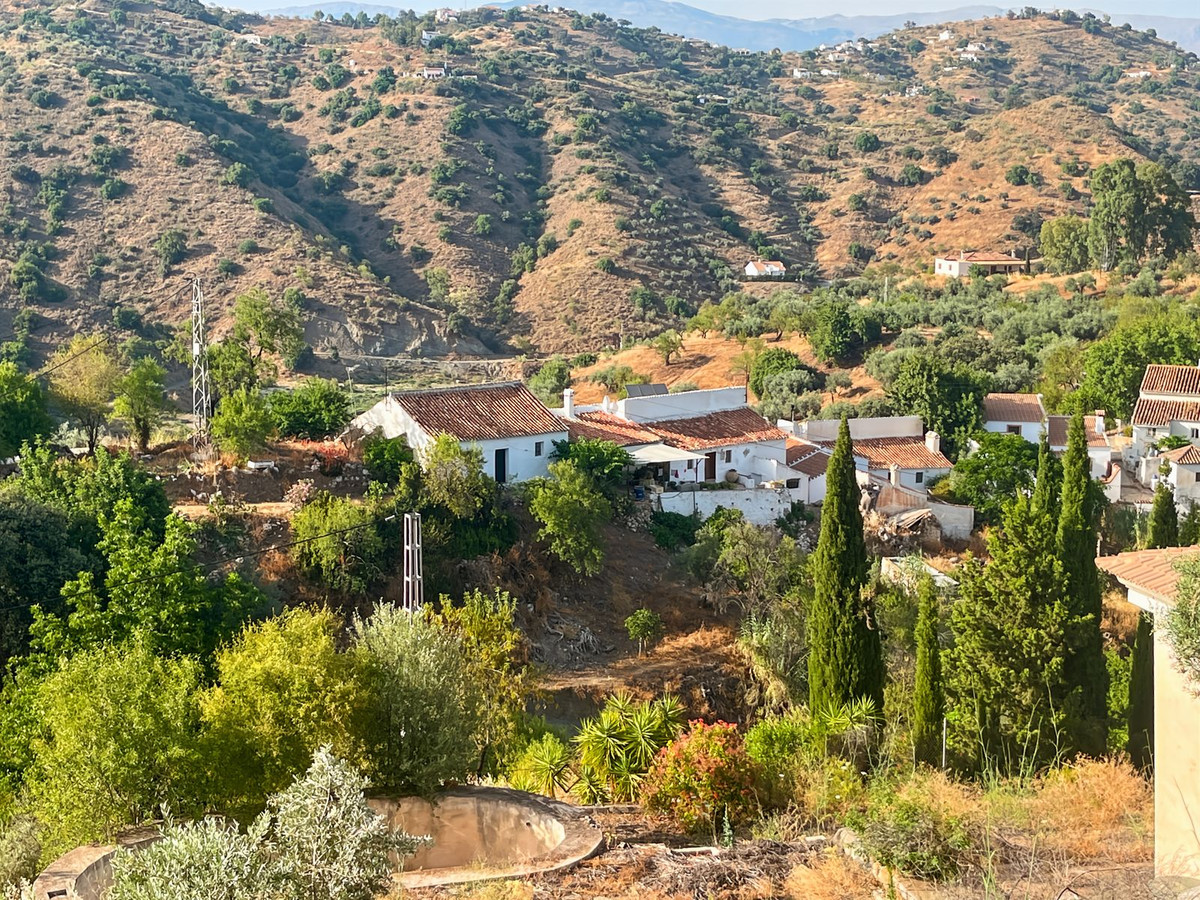6 Bed Townhouse for sale in Comares Costa Del Sol East, Málaga, Spain