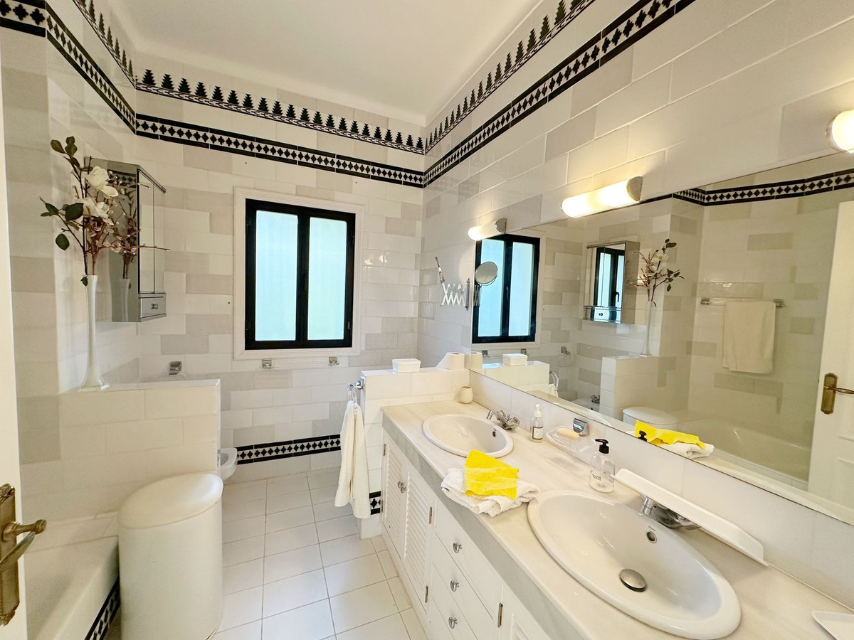 4 Bed Townhouse for sale in El Paraiso Costa Del Sol, Málaga, Spain
