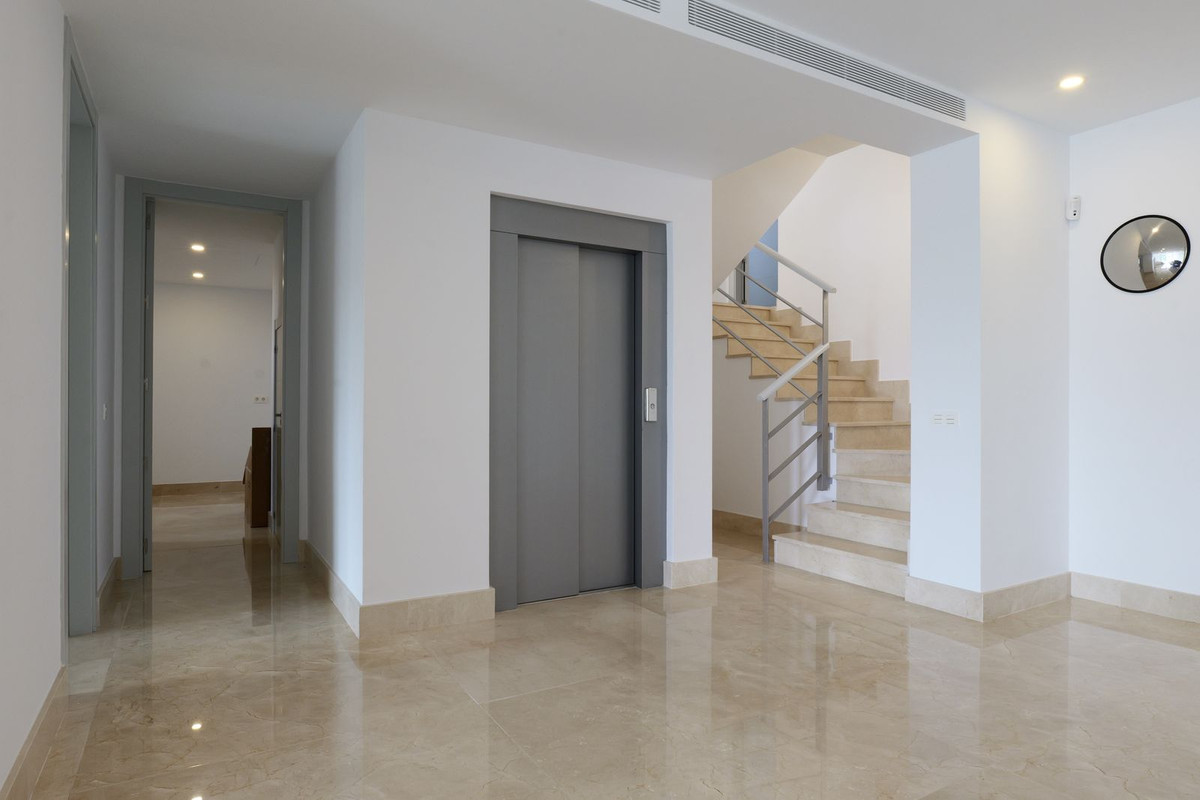 Se vende Villa - Chalet de 6 dormitorios en Costa Del Sol, Málaga, España