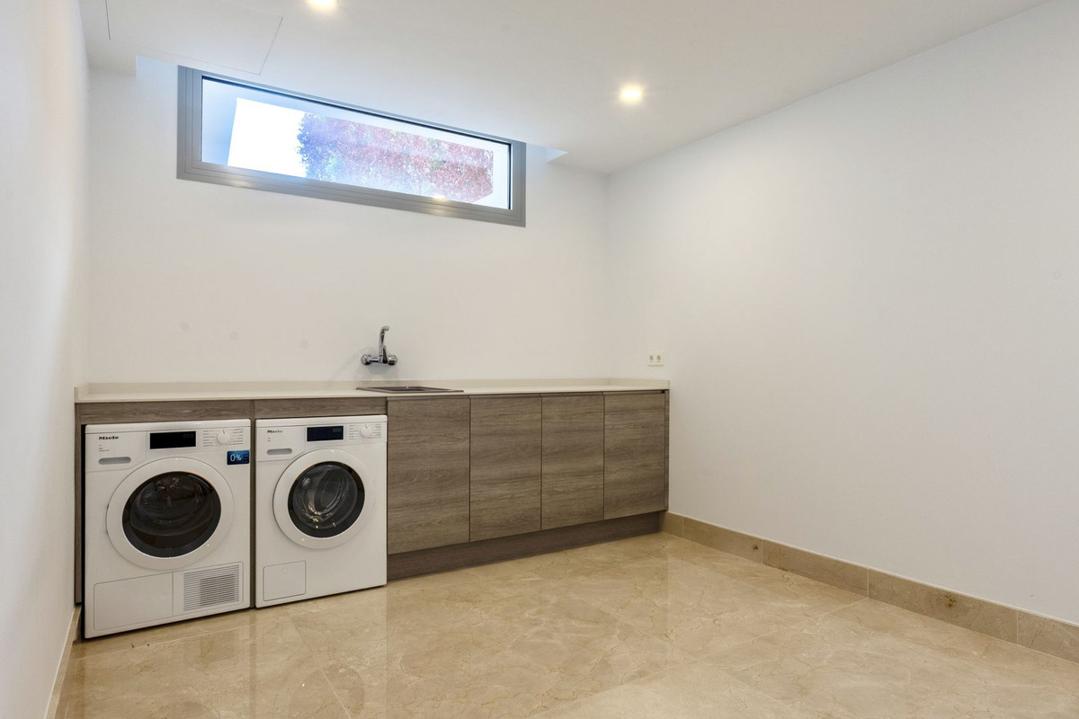 Se vende Villa - Chalet de 6 dormitorios en Costa Del Sol, Málaga, España