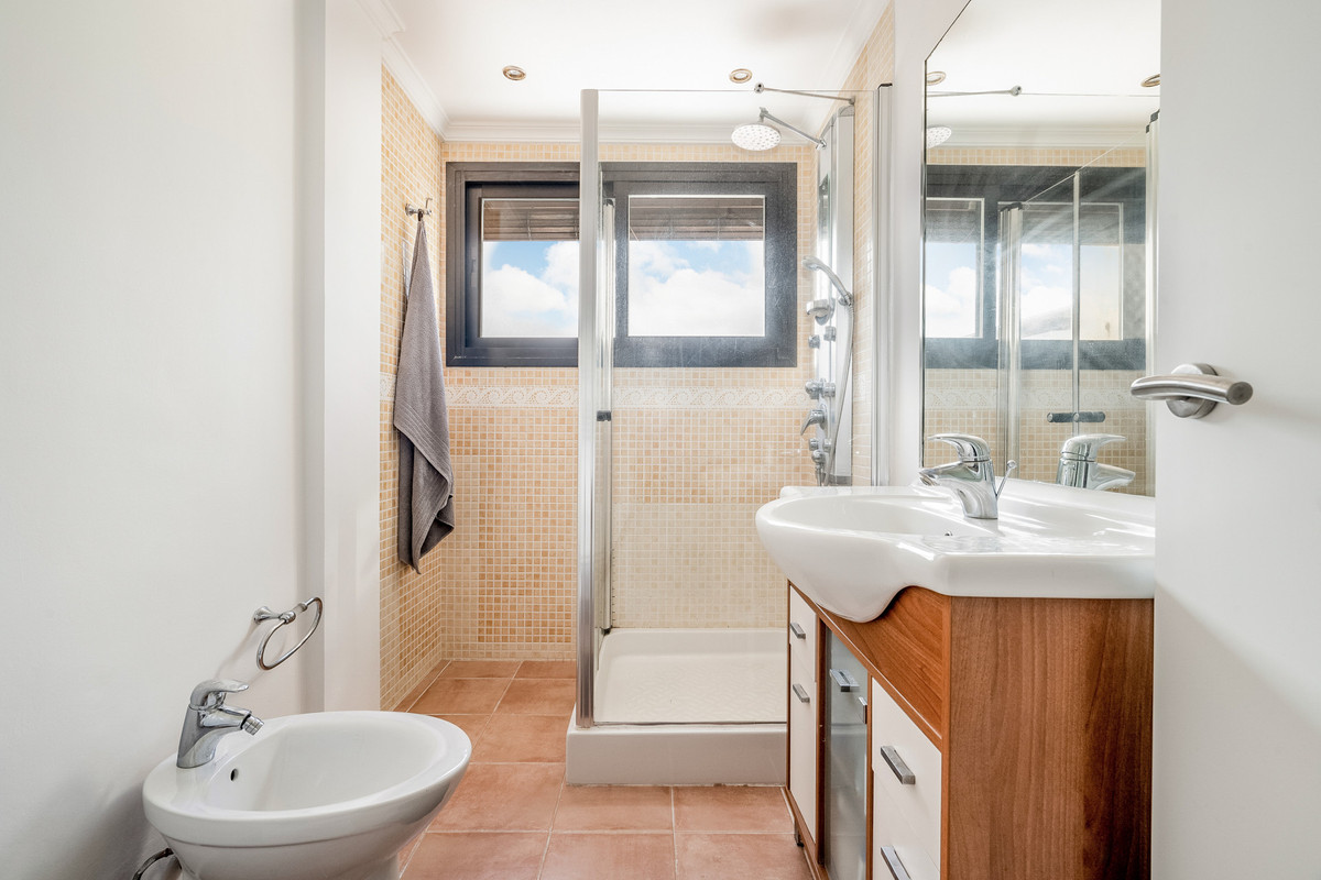 Se vende Apartamento Planta Media de 2 dormitorios en Costa Del Sol, Málaga, España