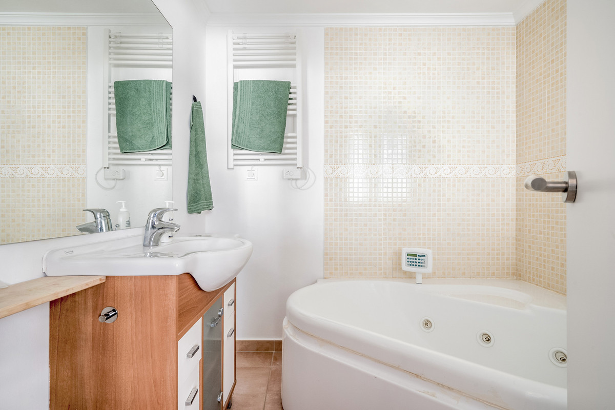 Se vende Apartamento Planta Media de 2 dormitorios en Costa Del Sol, Málaga, España