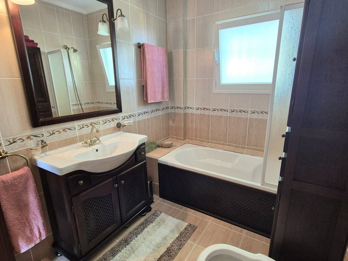 4 Bed Townhouse for sale in Coín Costa Del Sol, Málaga, Spain