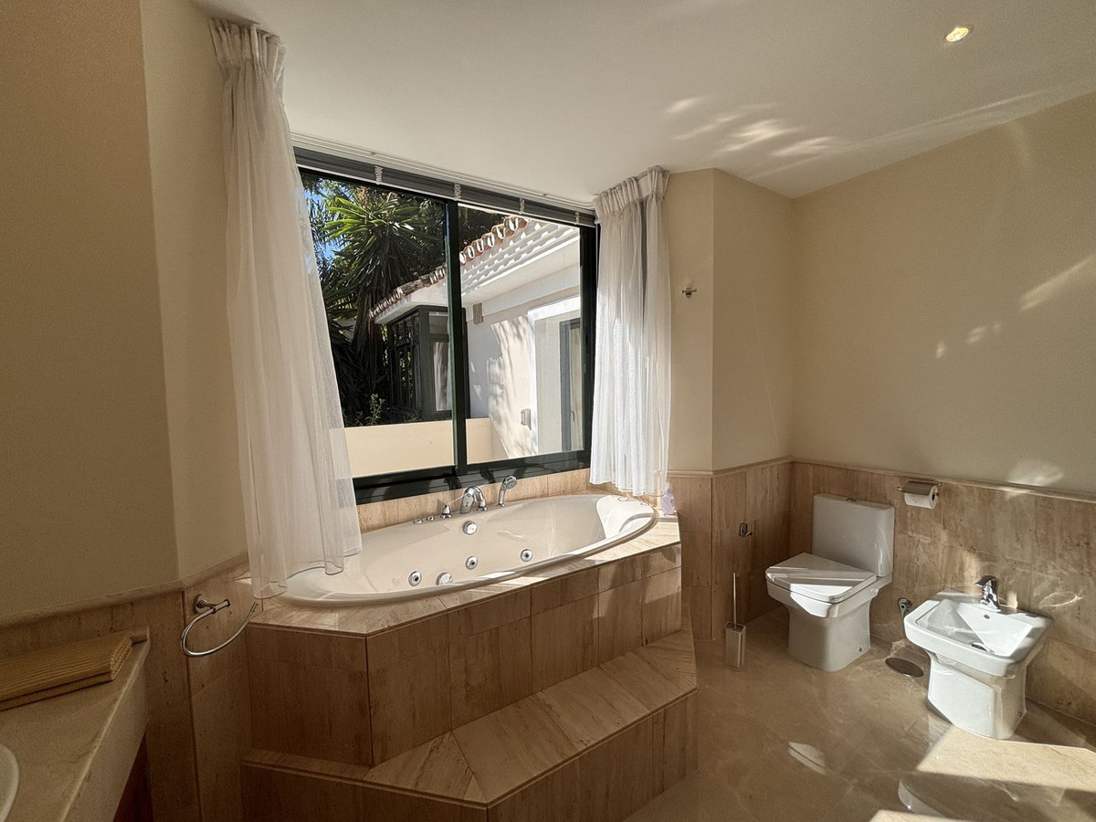 Se vende Villa - Chalet de 7 dormitorios en Costa Del Sol, Málaga, España