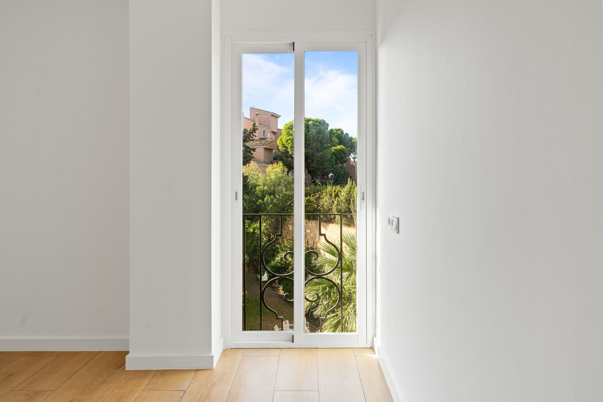2 Bed Apartment for sale in Estepona Costa Del Sol, Málaga, Spain