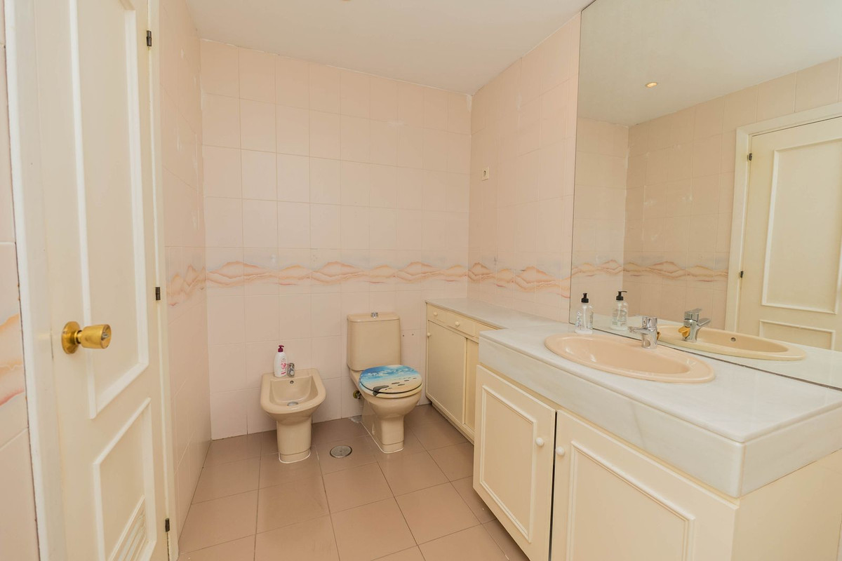 Se vende Apartamento Planta Media de 3 dormitorios en Costa Del Sol, Málaga, España