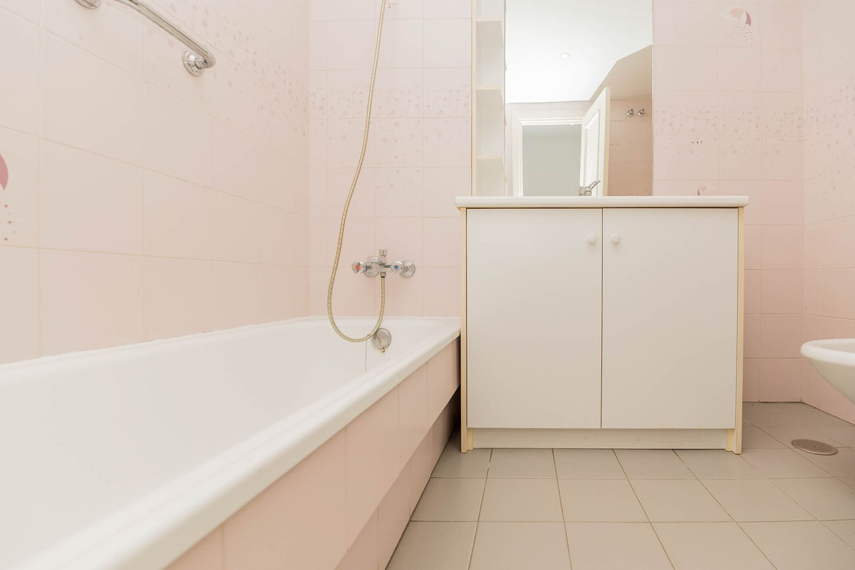 Se vende Apartamento Planta Media de 3 dormitorios en Costa Del Sol, Málaga, España