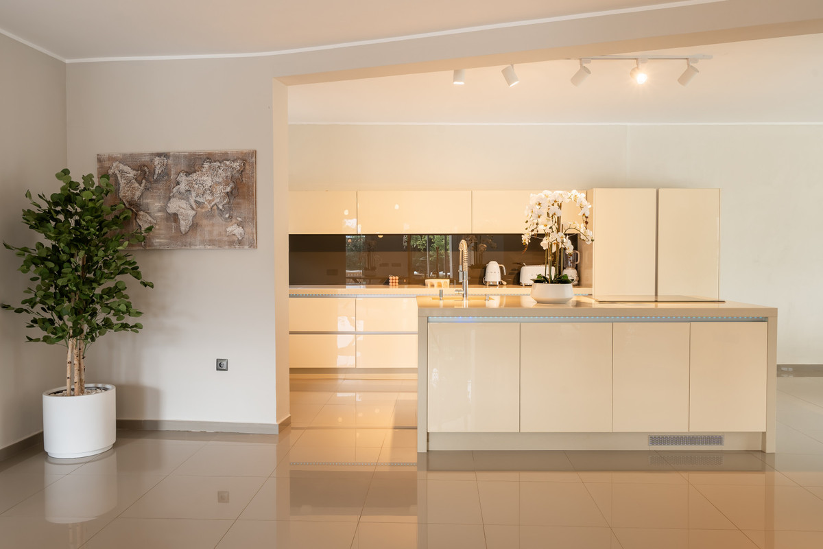 4 Bed Townhouse for sale in Benahavís Costa Del Sol, Málaga, Spain