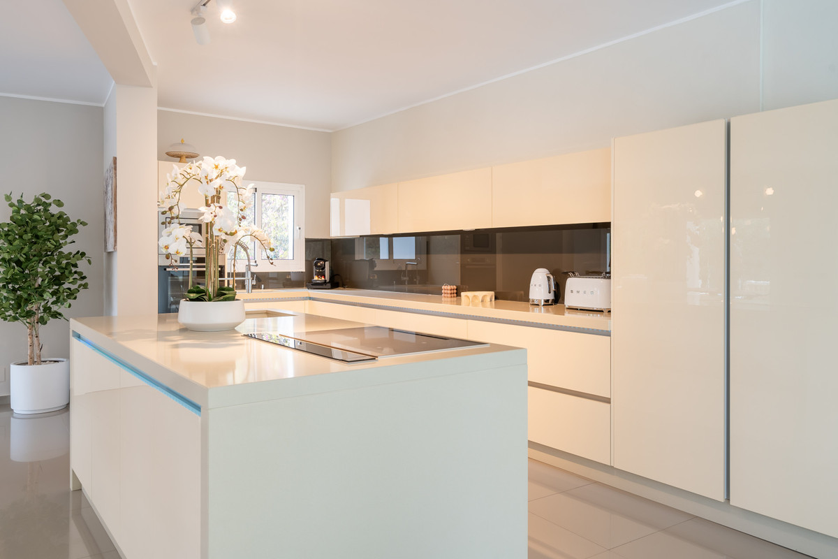 4 Bed Townhouse for sale in Benahavís Costa Del Sol, Málaga, Spain