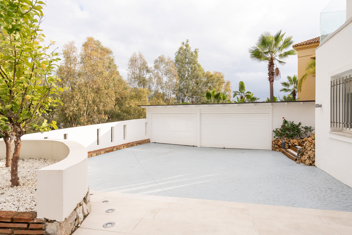 4 Bed Townhouse for sale in Benahavís Costa Del Sol, Málaga, Spain
