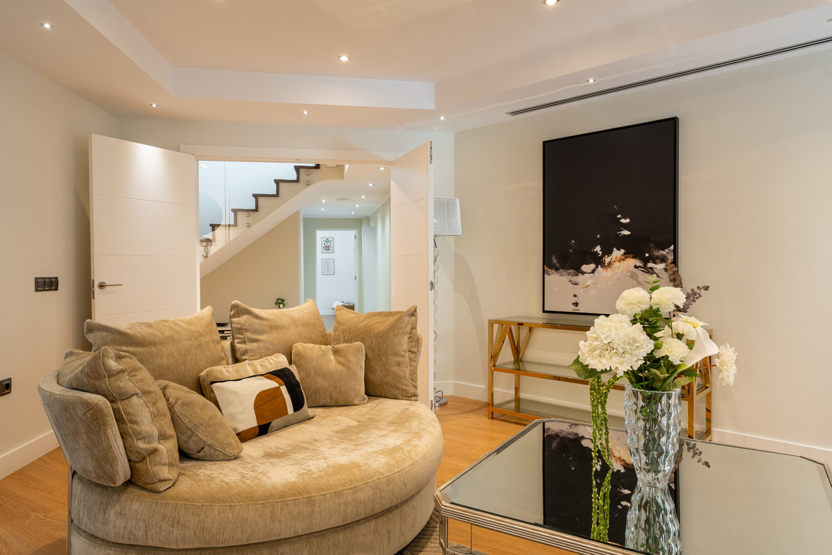 4 Bed Townhouse for sale in Benahavís Costa Del Sol, Málaga, Spain