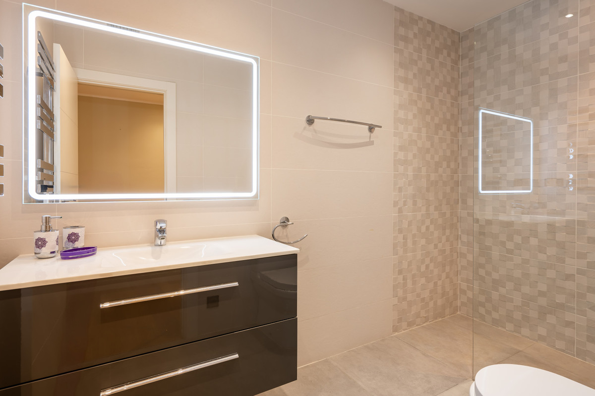 4 Bed Townhouse for sale in Benahavís Costa Del Sol, Málaga, Spain