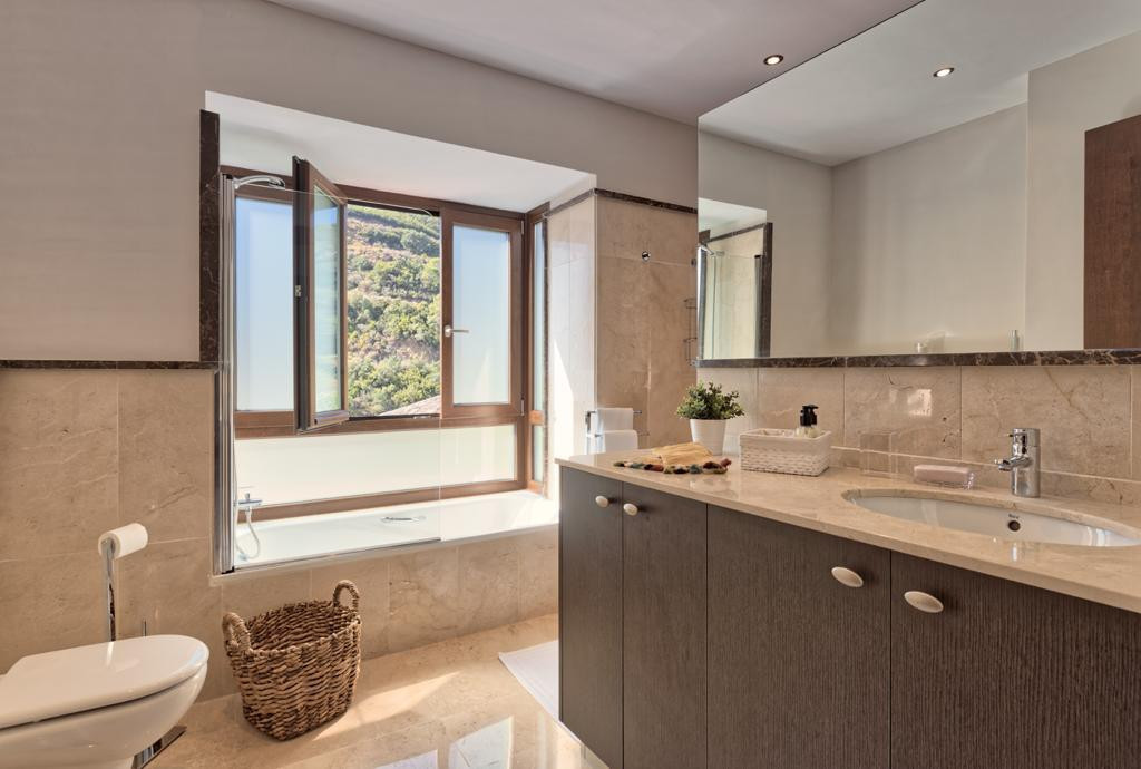 5 Bed Townhouse for sale in Benahavís Costa Del Sol, Málaga, Spain
