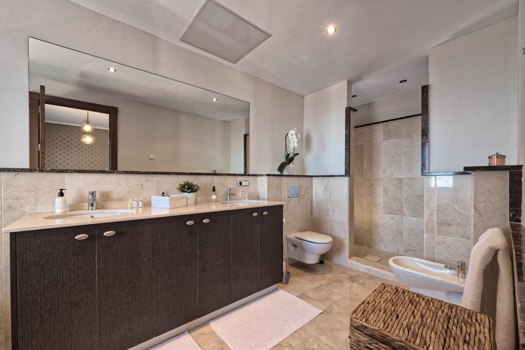 5 Bed Townhouse for sale in Benahavís Costa Del Sol, Málaga, Spain