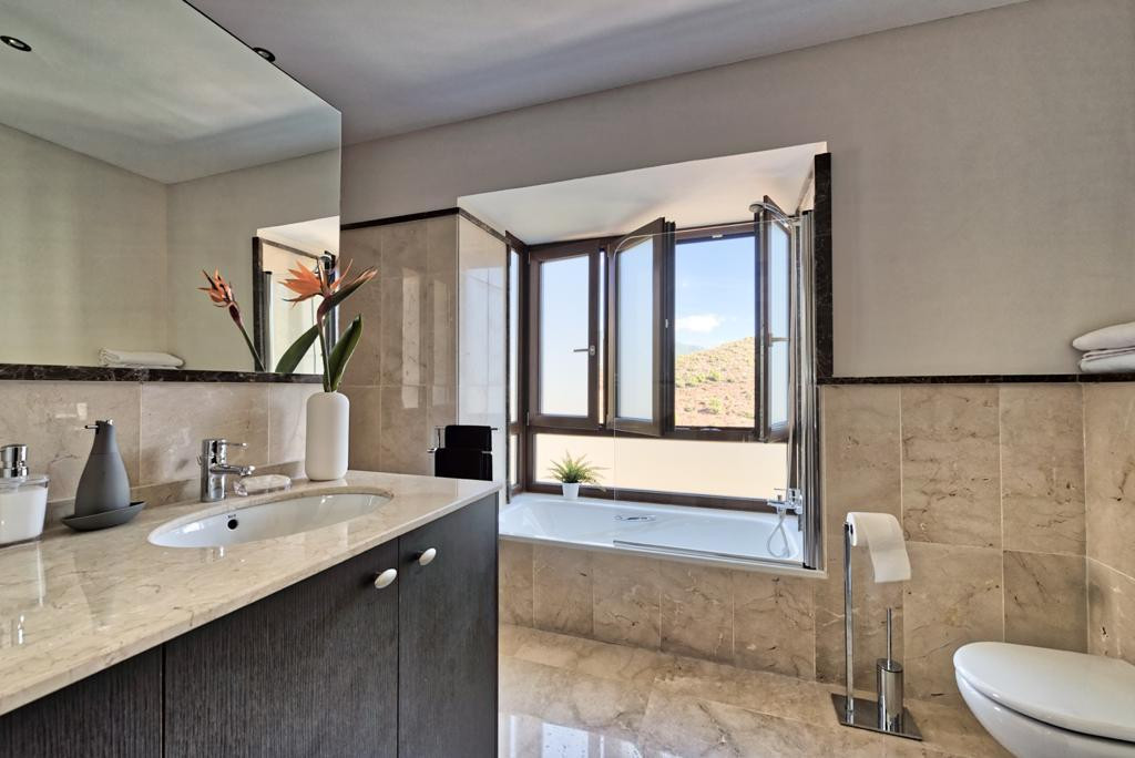 5 Bed Townhouse for sale in Benahavís Costa Del Sol, Málaga, Spain