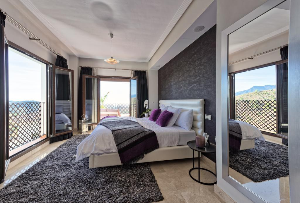 5 Bed Townhouse for sale in Benahavís Costa Del Sol, Málaga, Spain