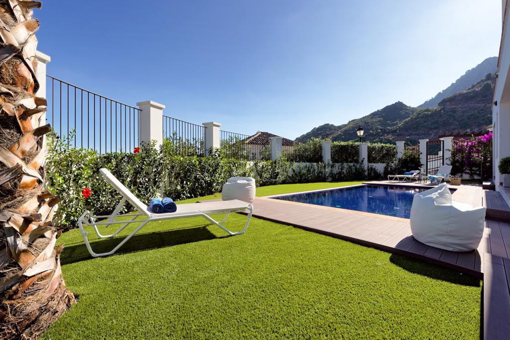 5 Bed Townhouse for sale in Benahavís Costa Del Sol, Málaga, Spain