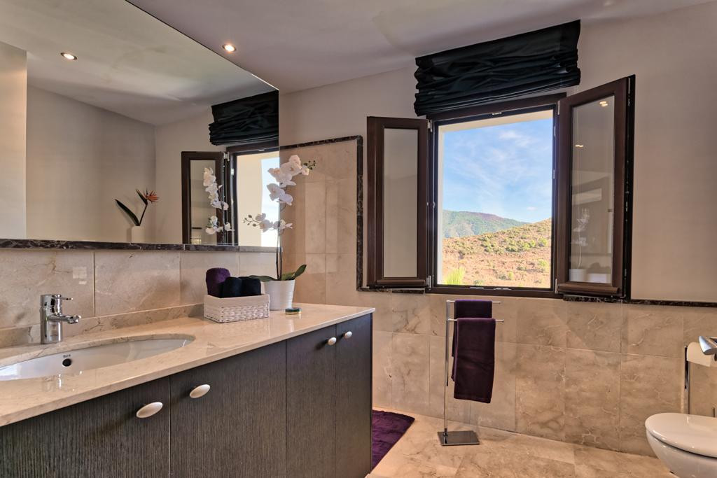 5 Bed Townhouse for sale in Benahavís Costa Del Sol, Málaga, Spain