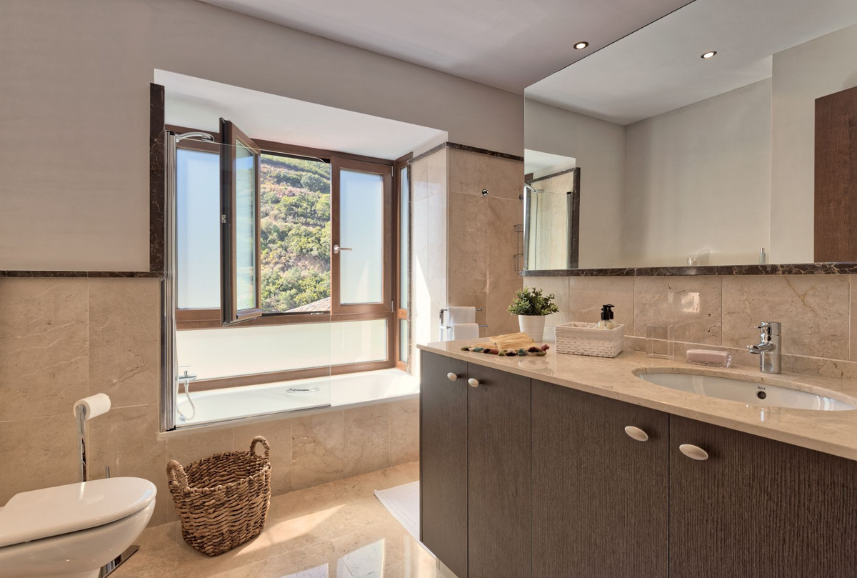 5 Bed Townhouse for sale in Benahavís Costa Del Sol, Málaga, Spain