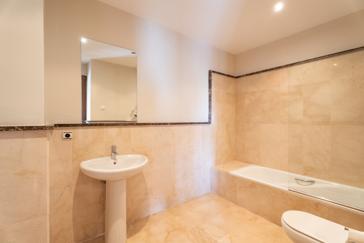 5 Bed Townhouse for sale in Benahavís Costa Del Sol, Málaga, Spain