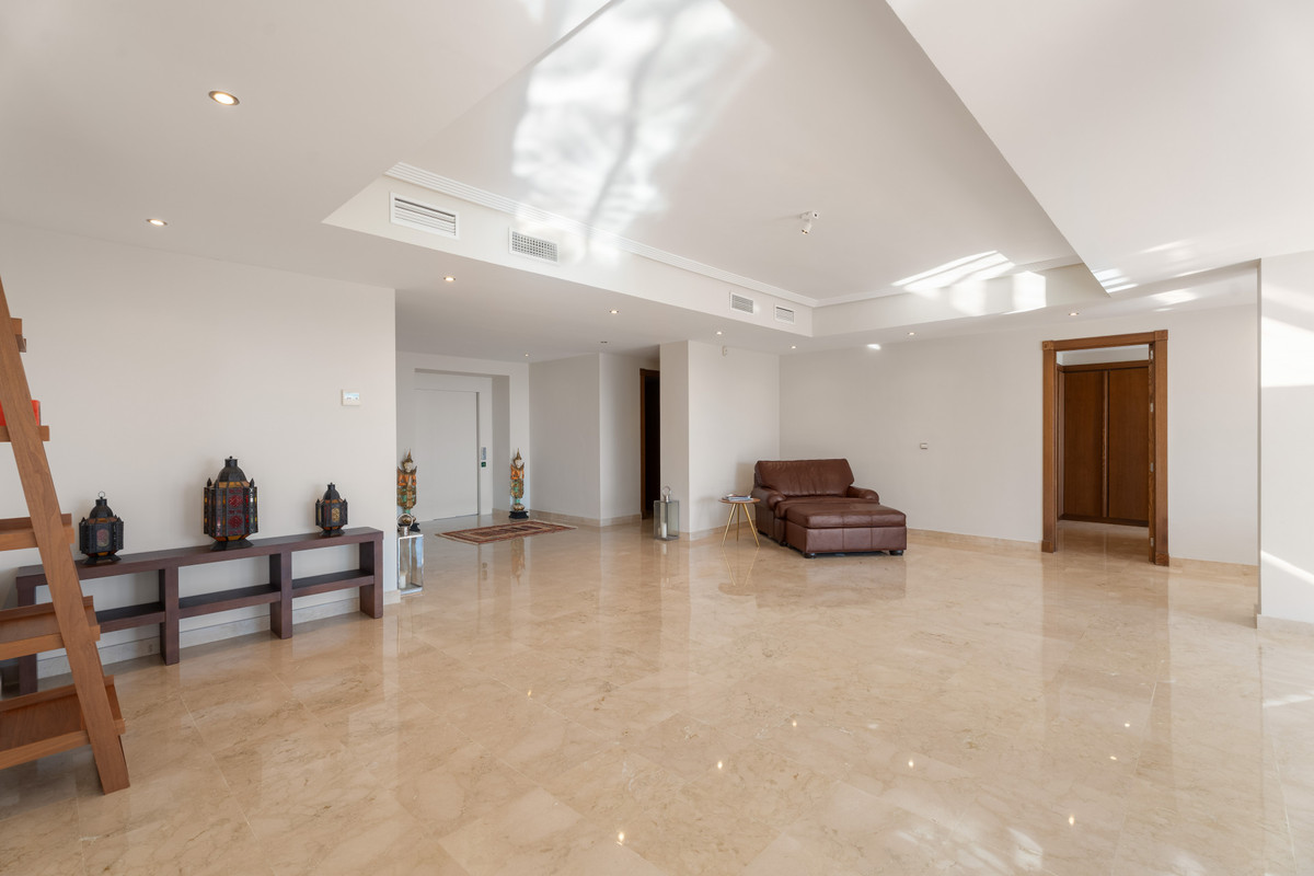 5 Bed Townhouse for sale in Benahavís Costa Del Sol, Málaga, Spain