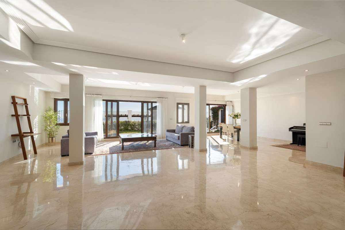 5 Bed Townhouse for sale in Benahavís Costa Del Sol, Málaga, Spain