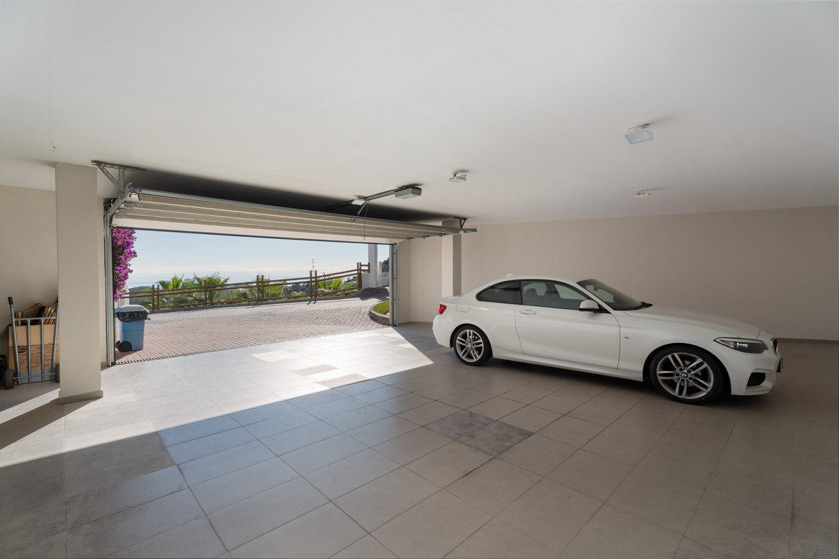 5 Bed Townhouse for sale in Benahavís Costa Del Sol, Málaga, Spain