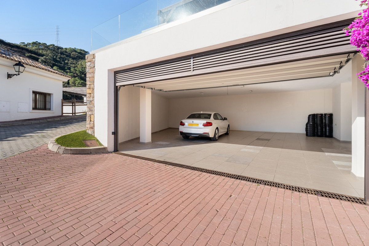 5 Bed Townhouse for sale in Benahavís Costa Del Sol, Málaga, Spain