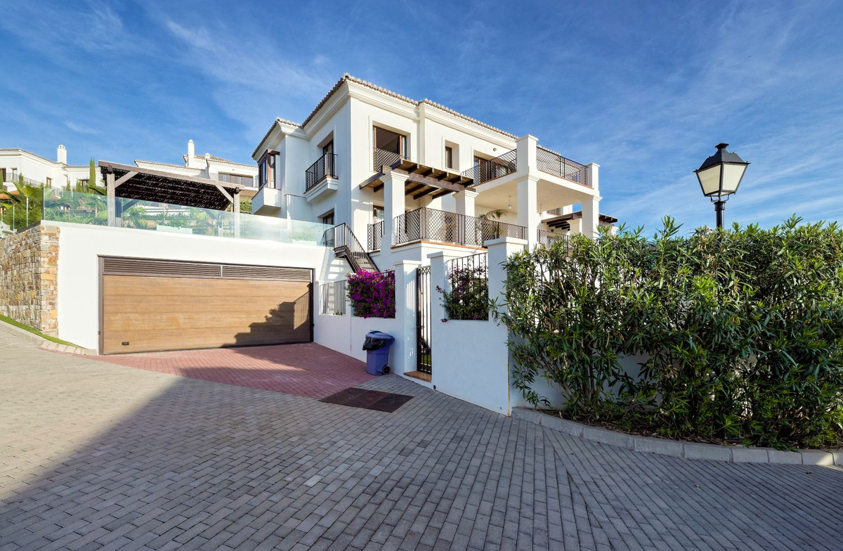 5 Bed Townhouse for sale in Benahavís Costa Del Sol, Málaga, Spain