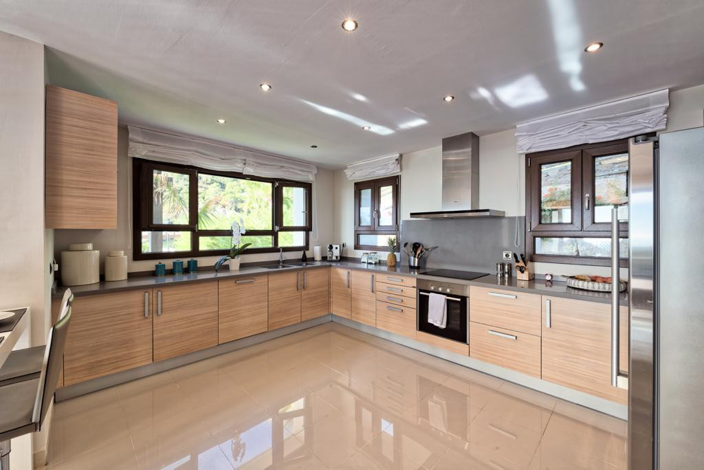 5 Bed Townhouse for sale in Benahavís Costa Del Sol, Málaga, Spain