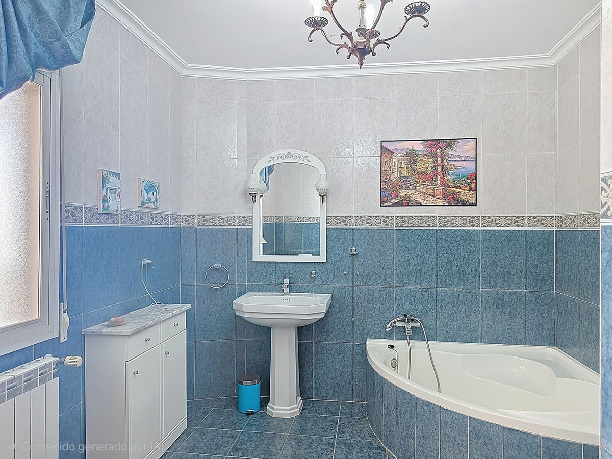 Se vende Villa - Chalet de 3 dormitorios en Costa Del Sol East, Málaga, España