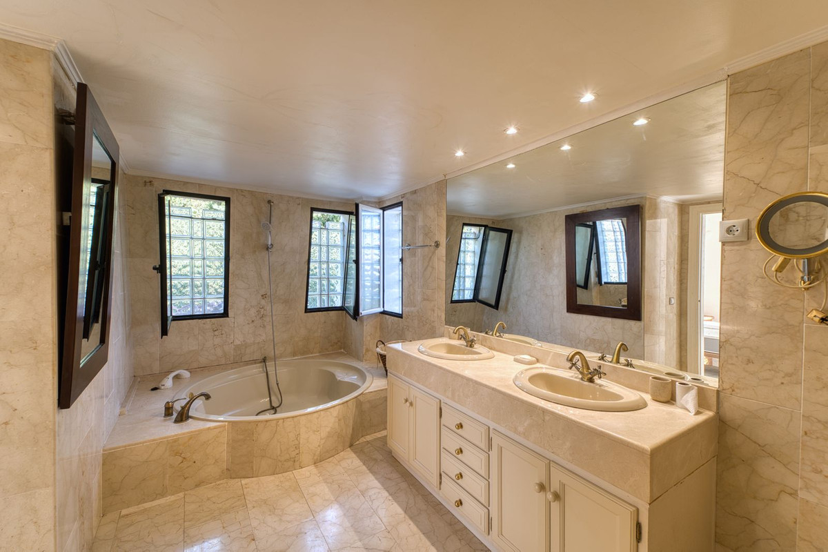 4 Bed Townhouse for sale in Nueva Andalucía Costa Del Sol, Málaga, Spain