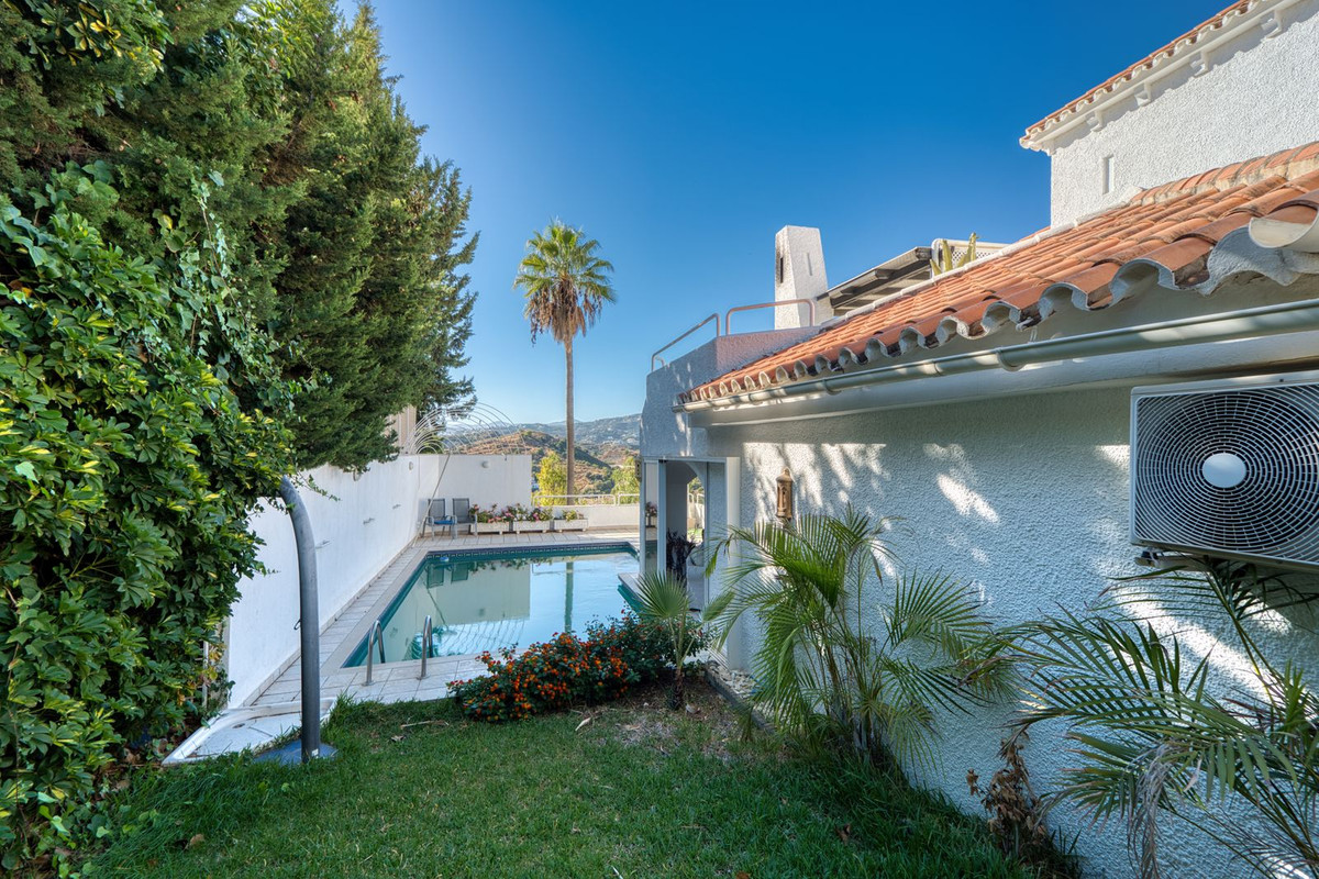 4 Bed Townhouse for sale in Nueva Andalucía Costa Del Sol, Málaga, Spain