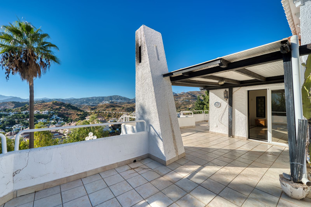 4 Bed Townhouse for sale in Nueva Andalucía Costa Del Sol, Málaga, Spain
