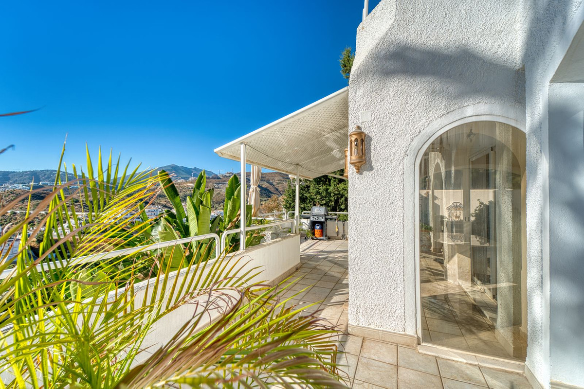 4 Bed Townhouse for sale in Nueva Andalucía Costa Del Sol, Málaga, Spain